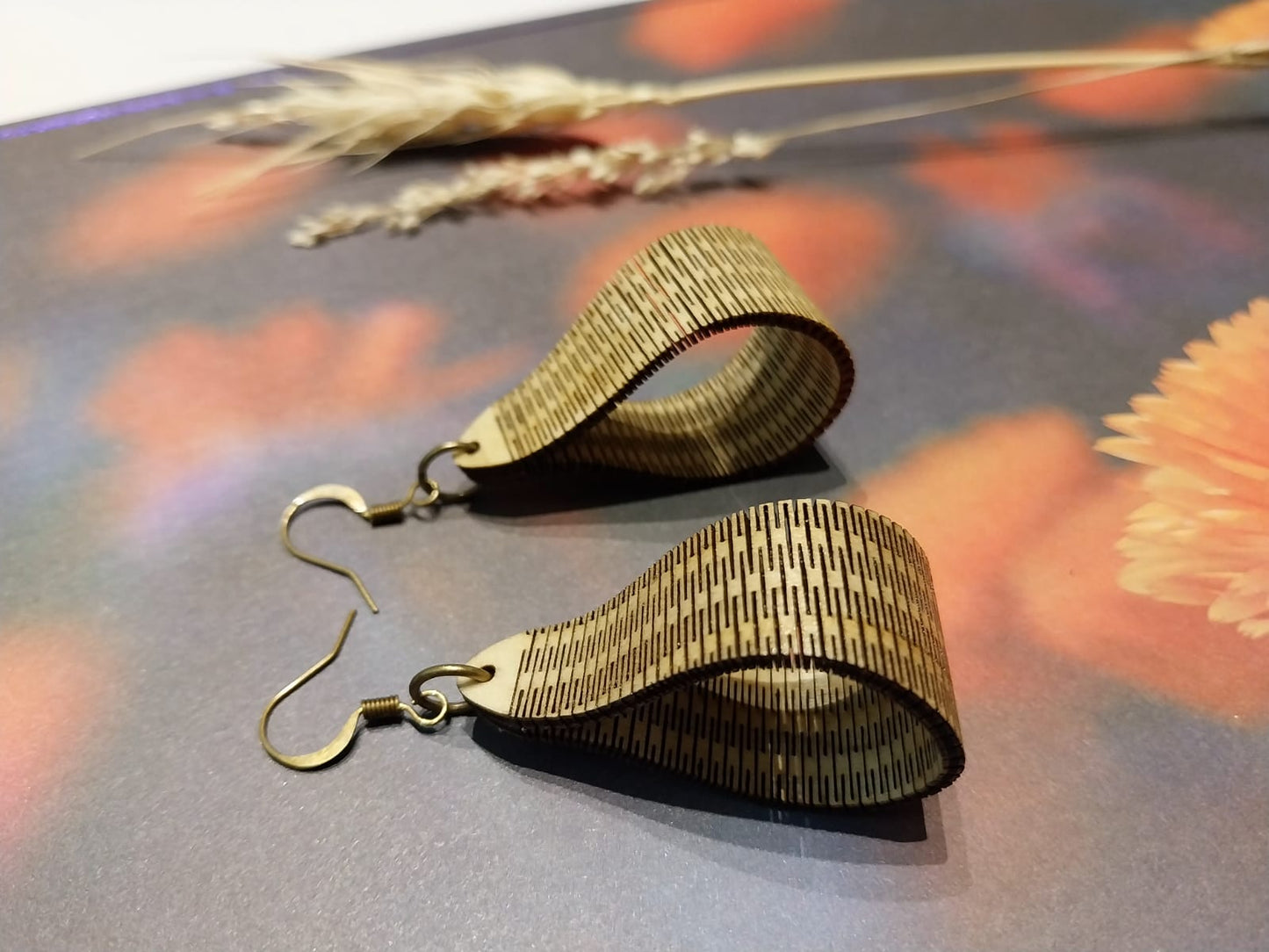Boucles d'oreille dentelle de bois flexible et graphique