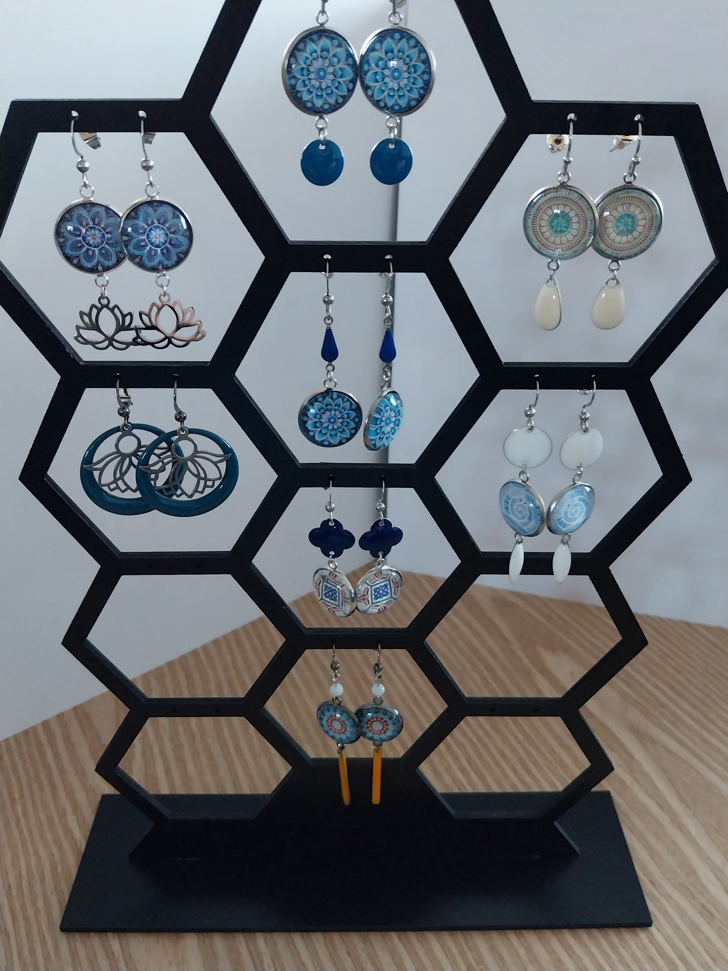 Boucles d'oreille cabochon mandala & breloque en en émail bleu.