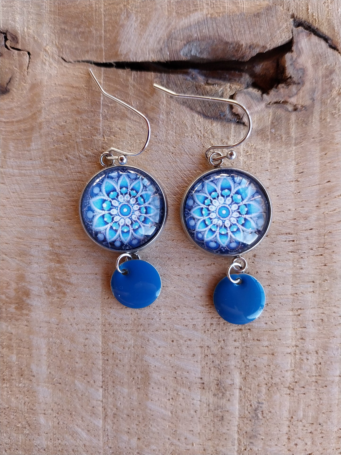 Boucles d'oreille cabochon mandala & breloque en en émail bleu.