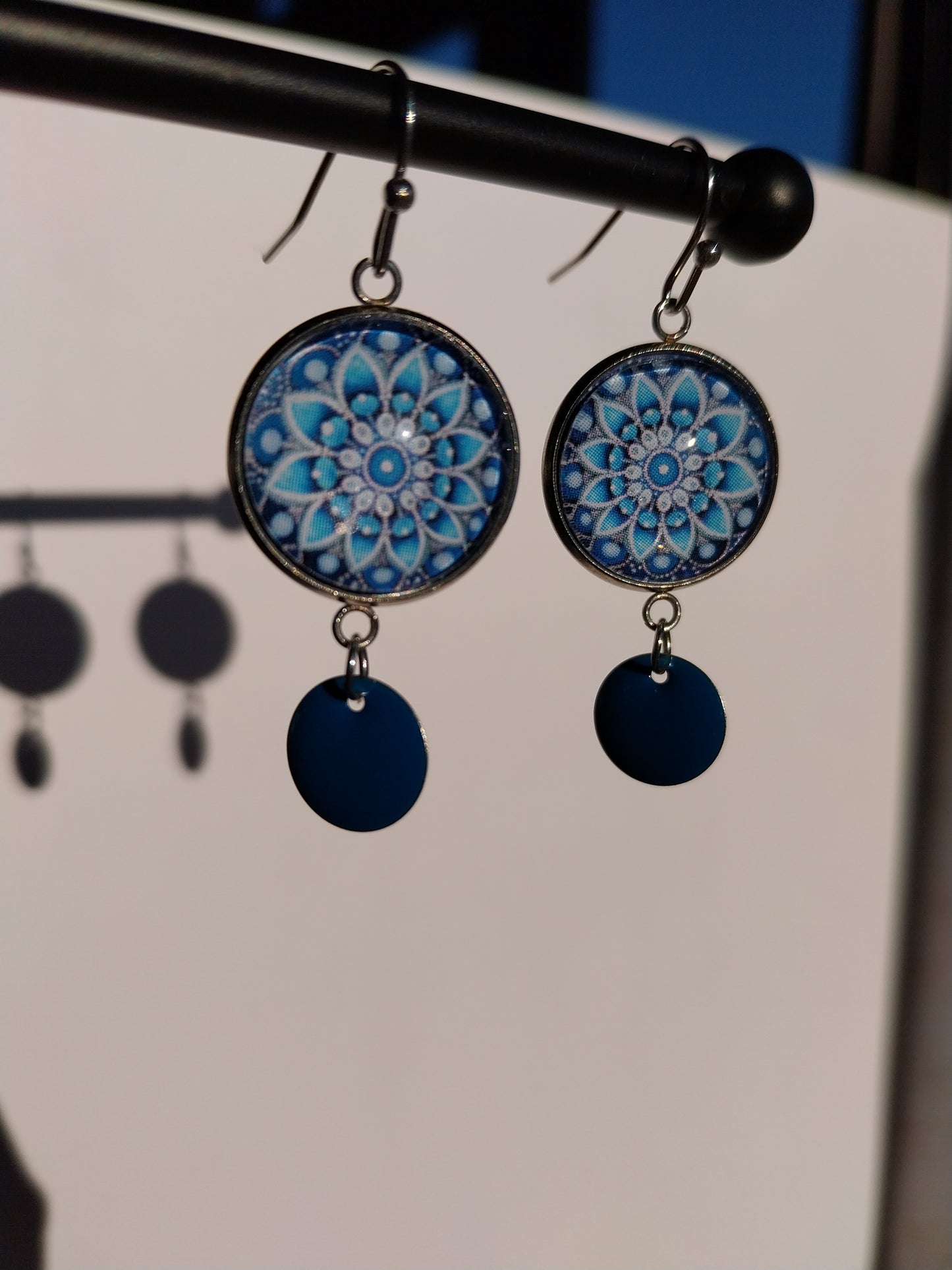 Boucles d'oreille cabochon mandala & breloque en en émail bleu.
