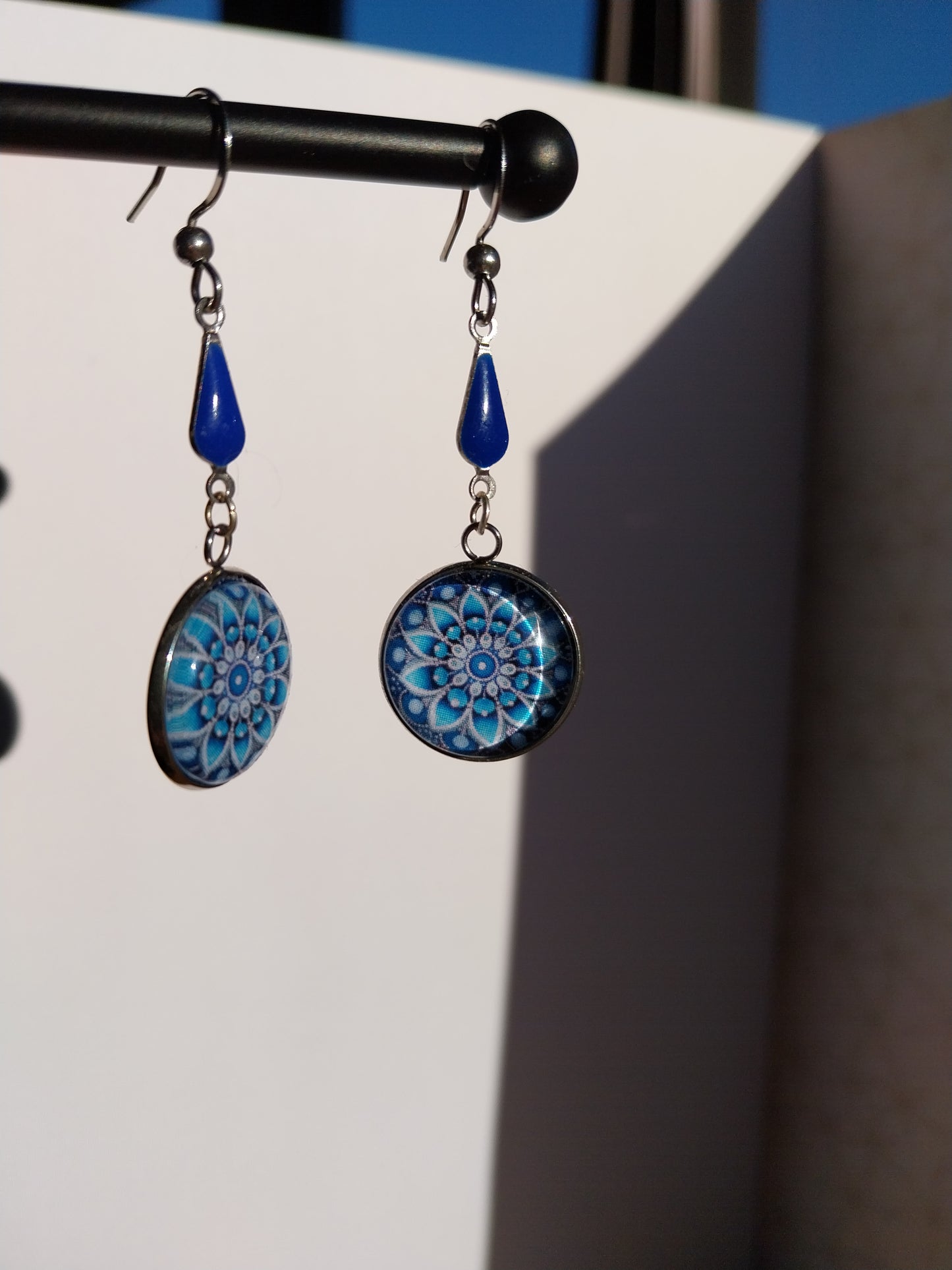 Boucles d'oreilles cabochon mandala émail & cabochon en verre