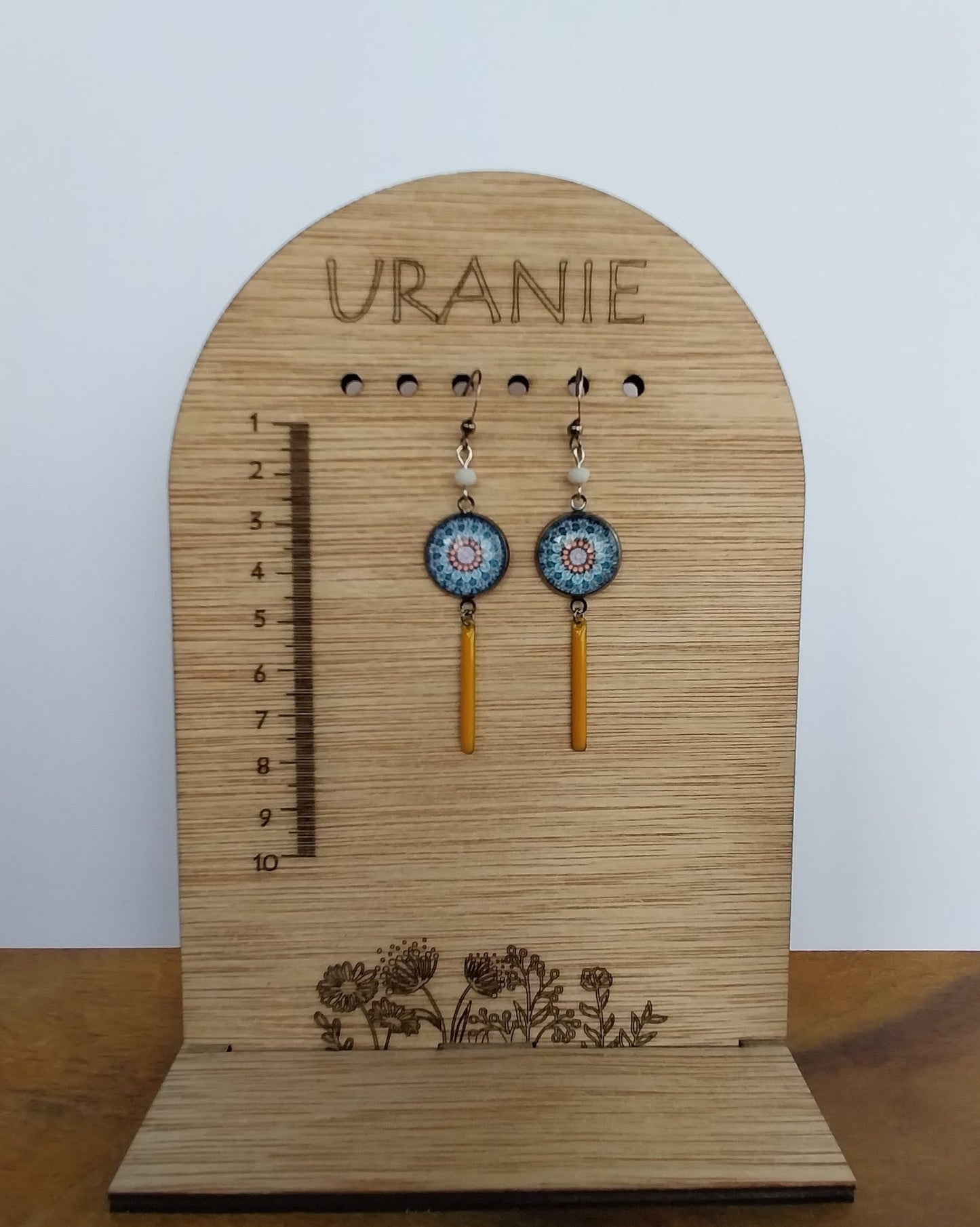 Boucles d'oreille mandala et breloque en émail jaune orangé