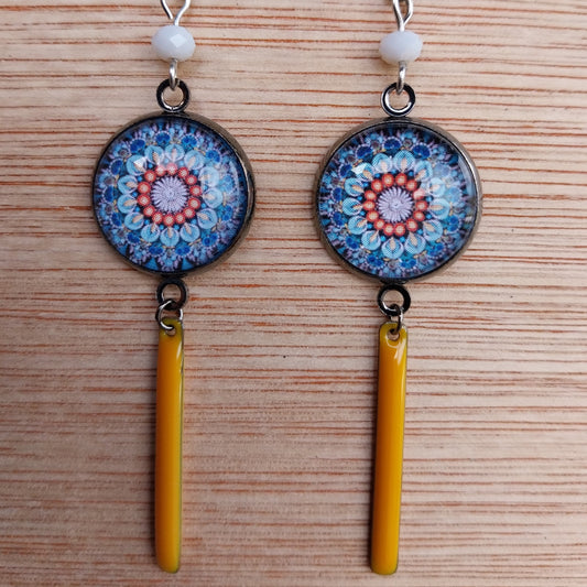 Boucles d'oreille mandala et breloque en émail jaune orangé