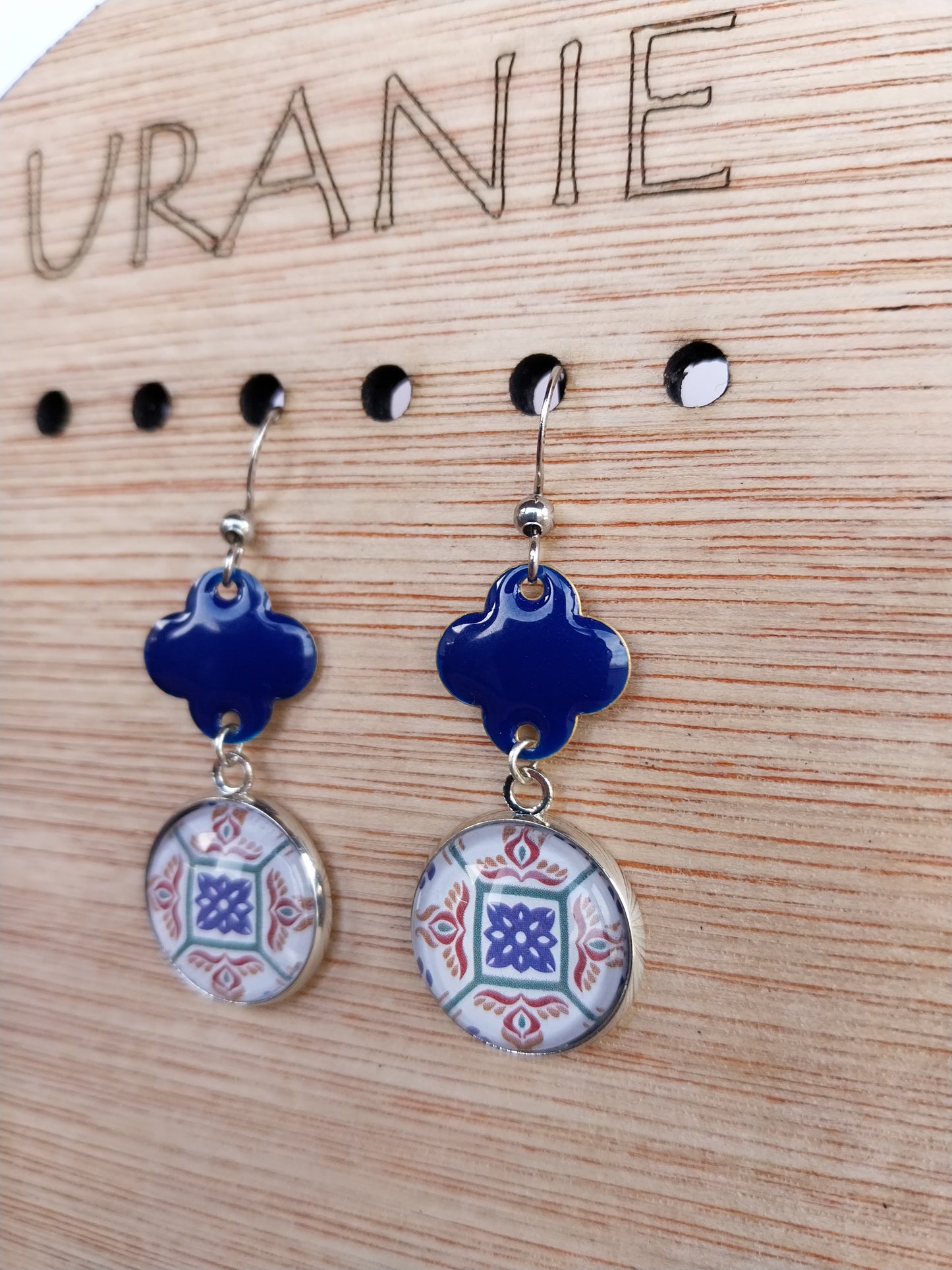 Boucles d'oreilles cabochons méditerranée et émail bleu nuit