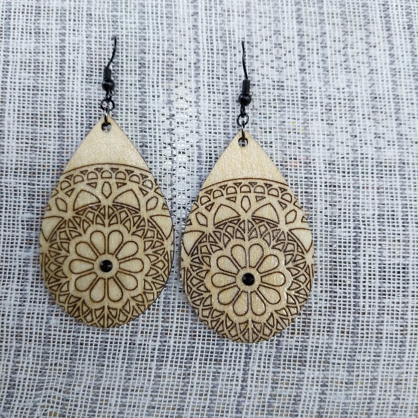 Boucles d'oreille en forme de goutte dentelle de bois gravé