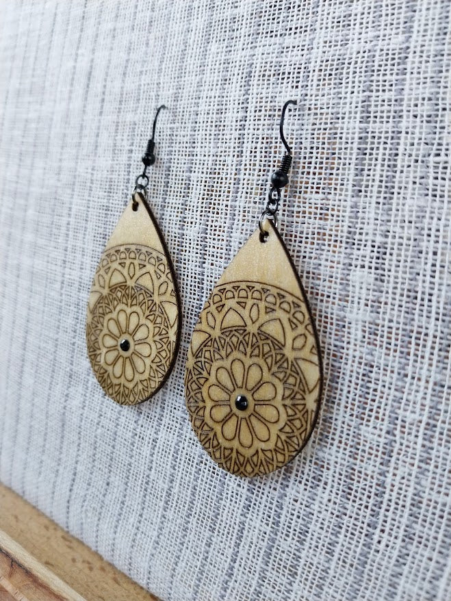 Boucles d'oreille en forme de goutte dentelle de bois gravé