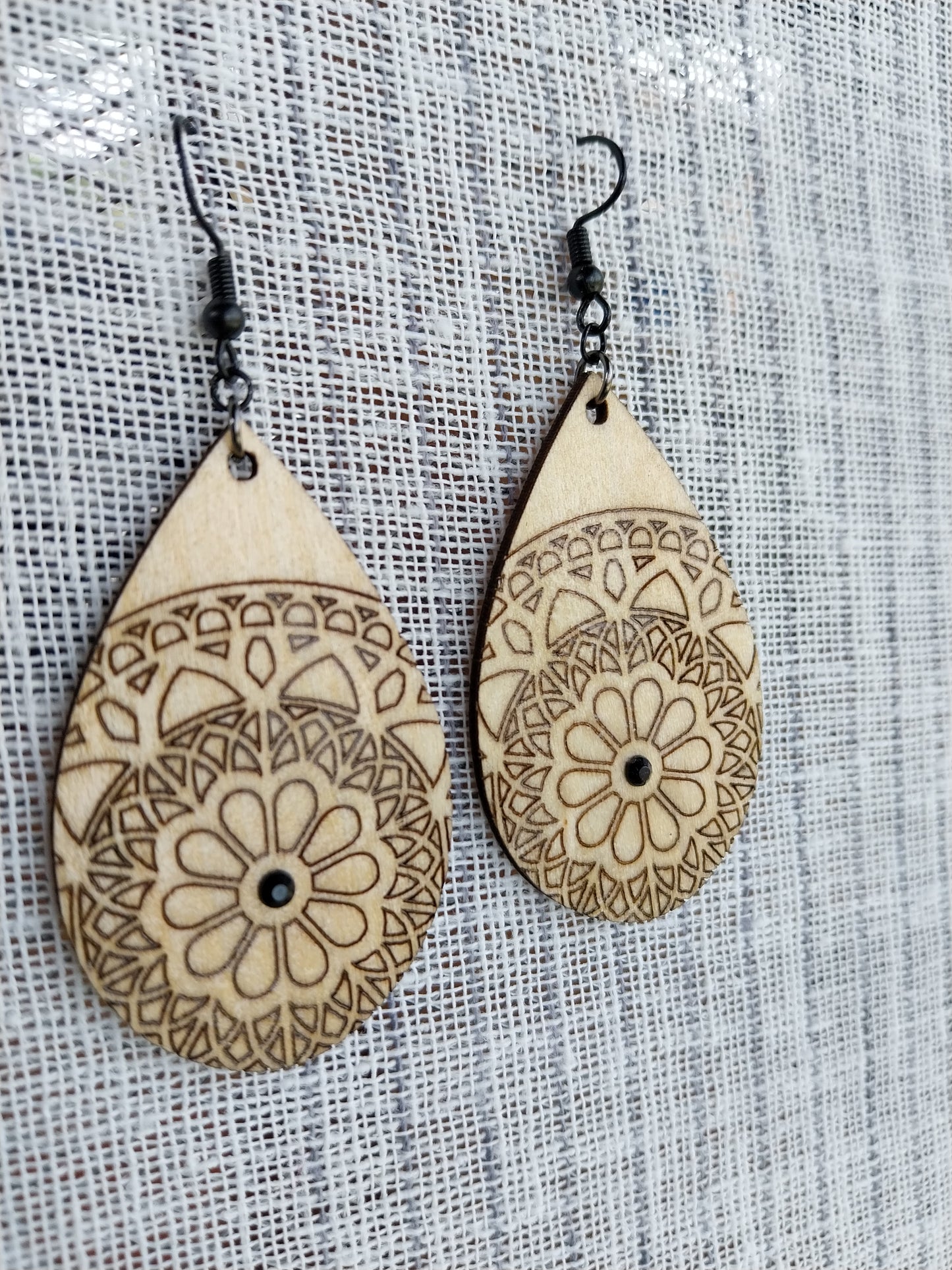 Boucles d'oreille en forme de goutte dentelle de bois gravé