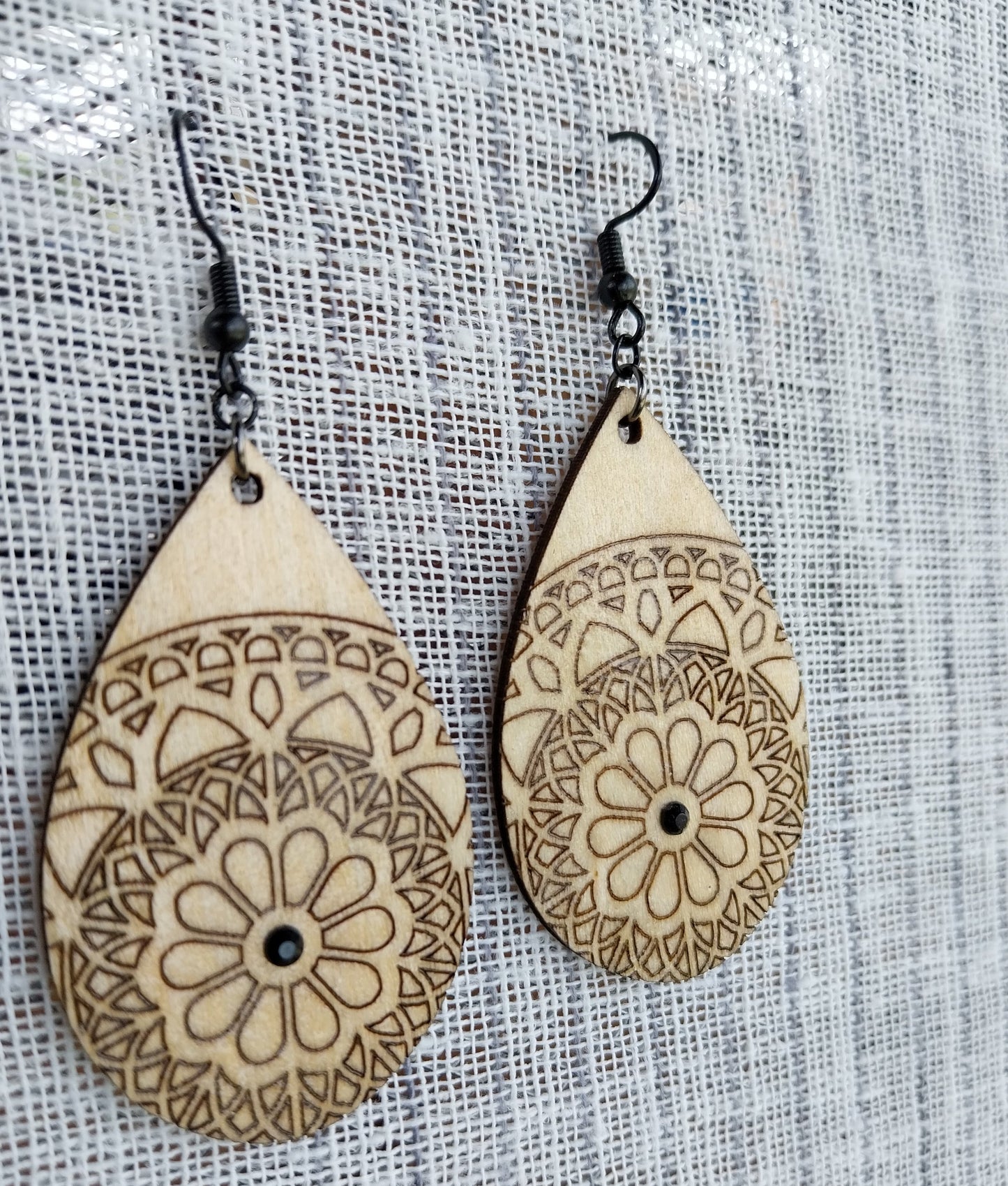 Boucles d'oreille en forme de goutte dentelle de bois gravé
