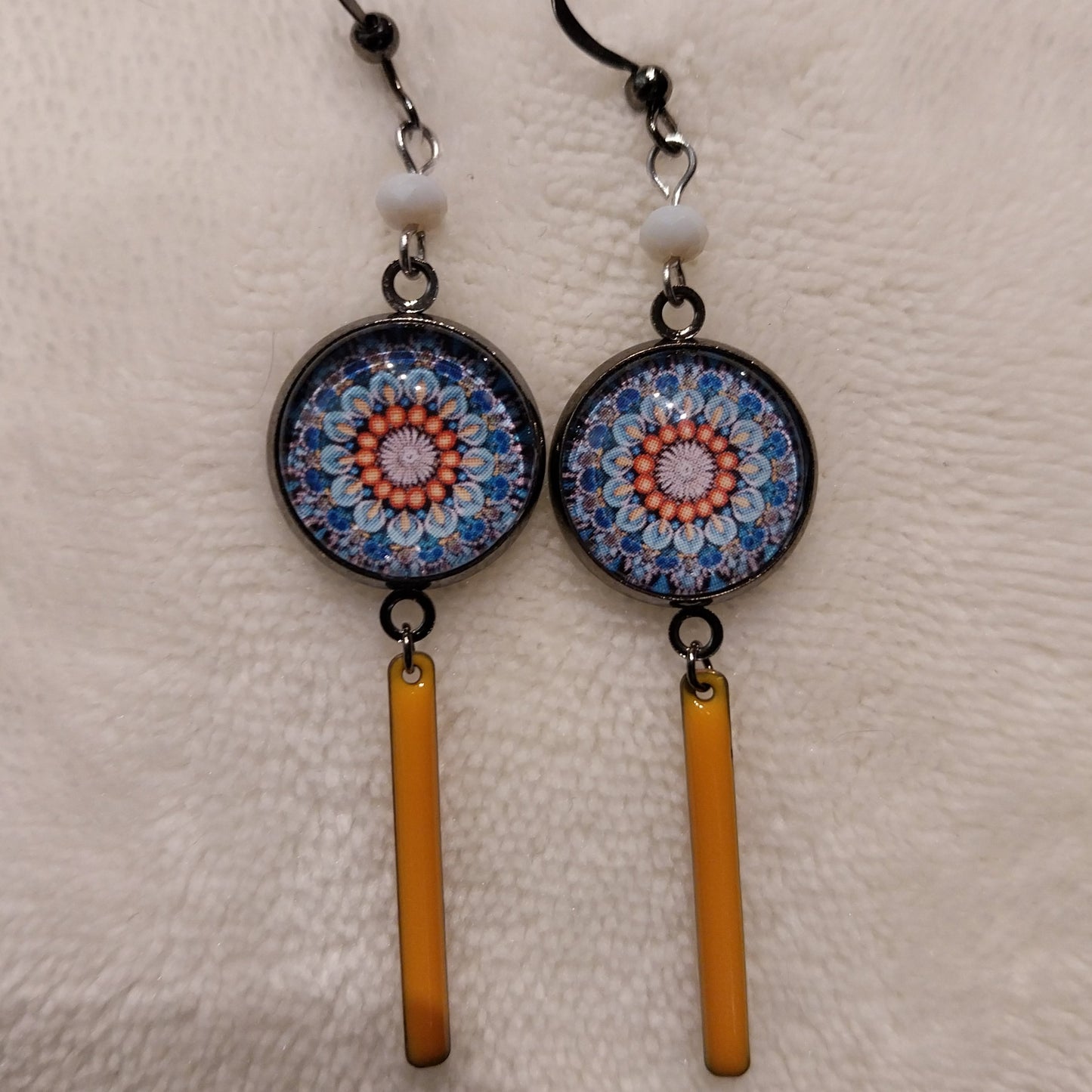 Boucles d'oreille mandala et breloque en émail jaune orangé