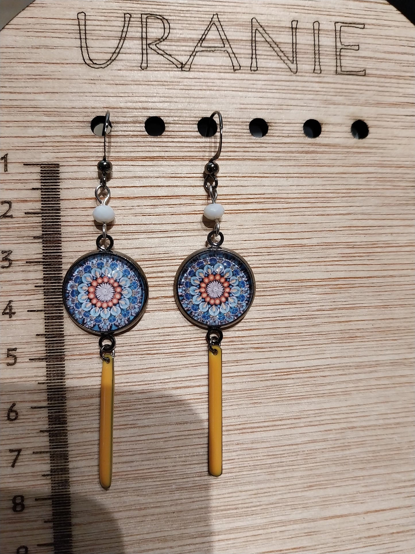 Boucles d'oreille mandala et breloque en émail jaune orangé