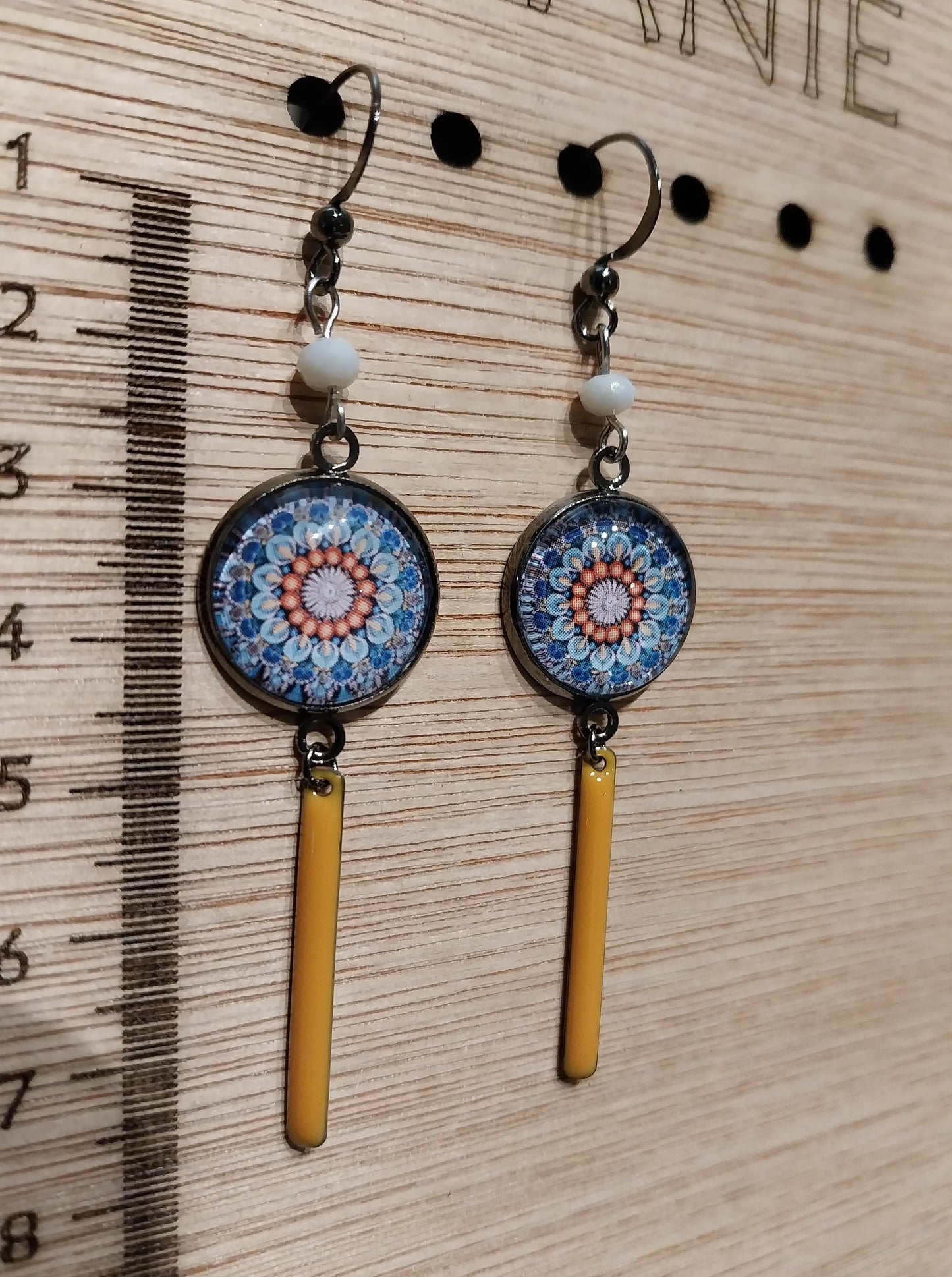 Boucles d'oreille mandala et breloque en émail jaune orangé