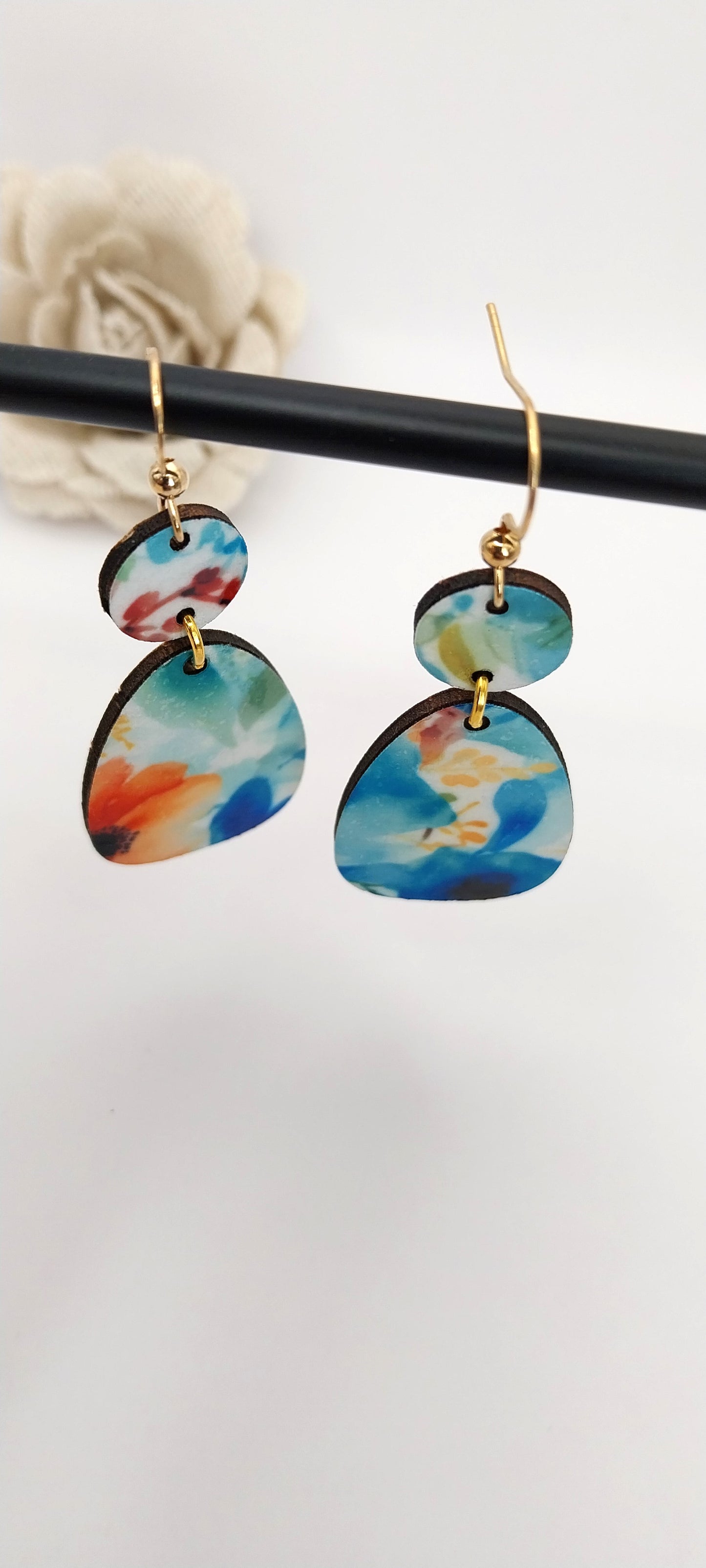 Boucles d'oreille en bois motif floral aquarelle