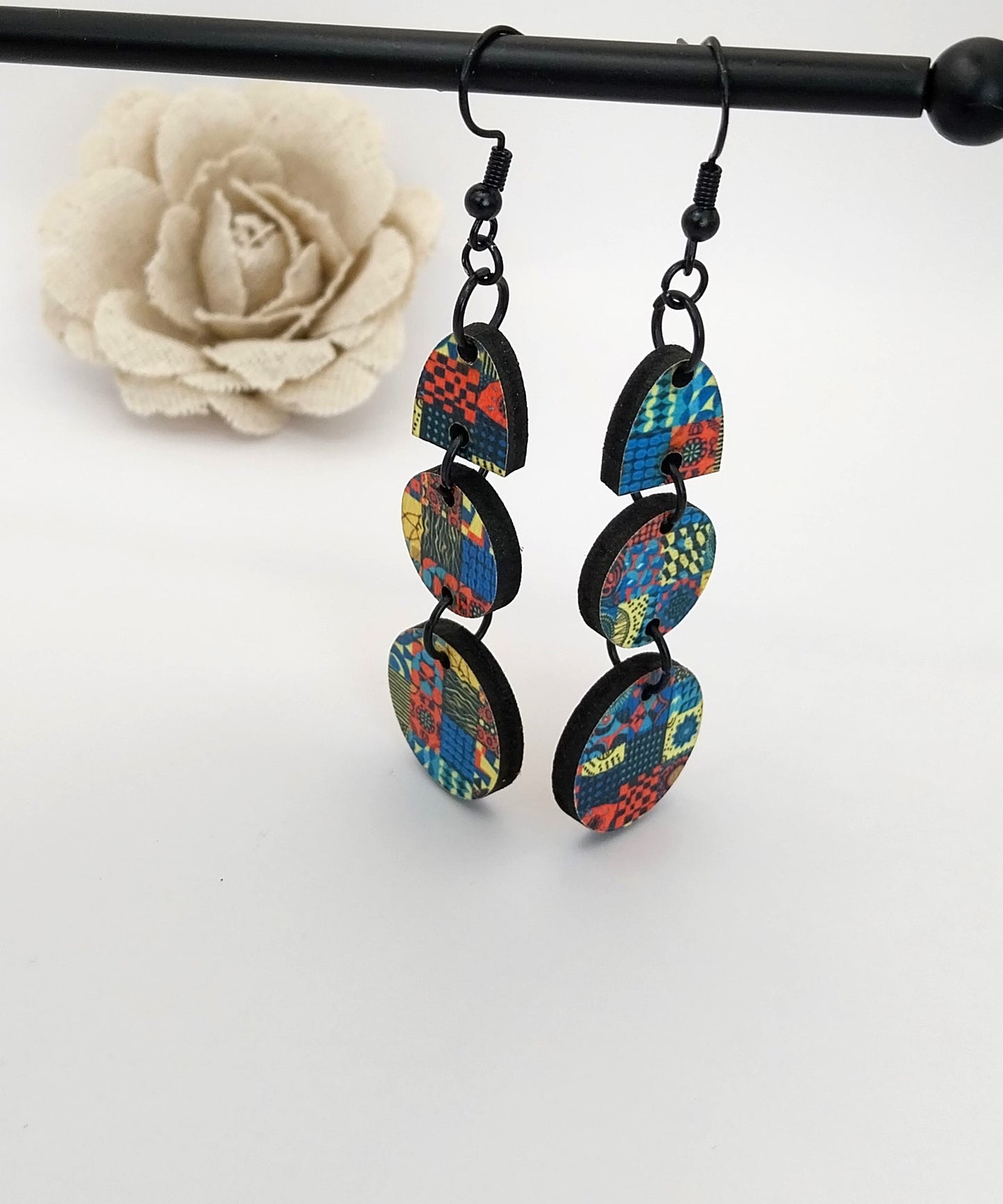 Boucles d'oreille pendantes ethniques et multicolores en bois imprimé.