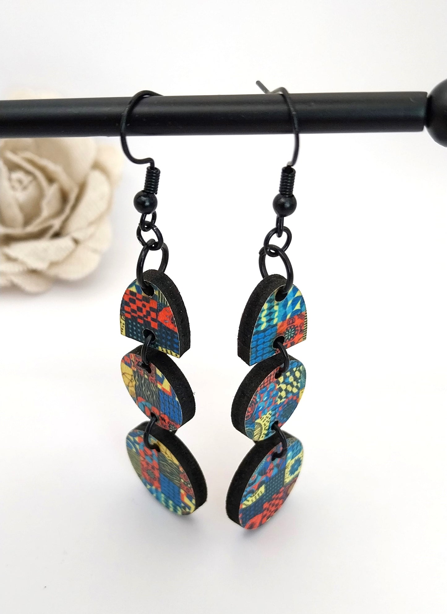 Boucles d'oreille pendantes ethniques et multicolores en bois imprimé.