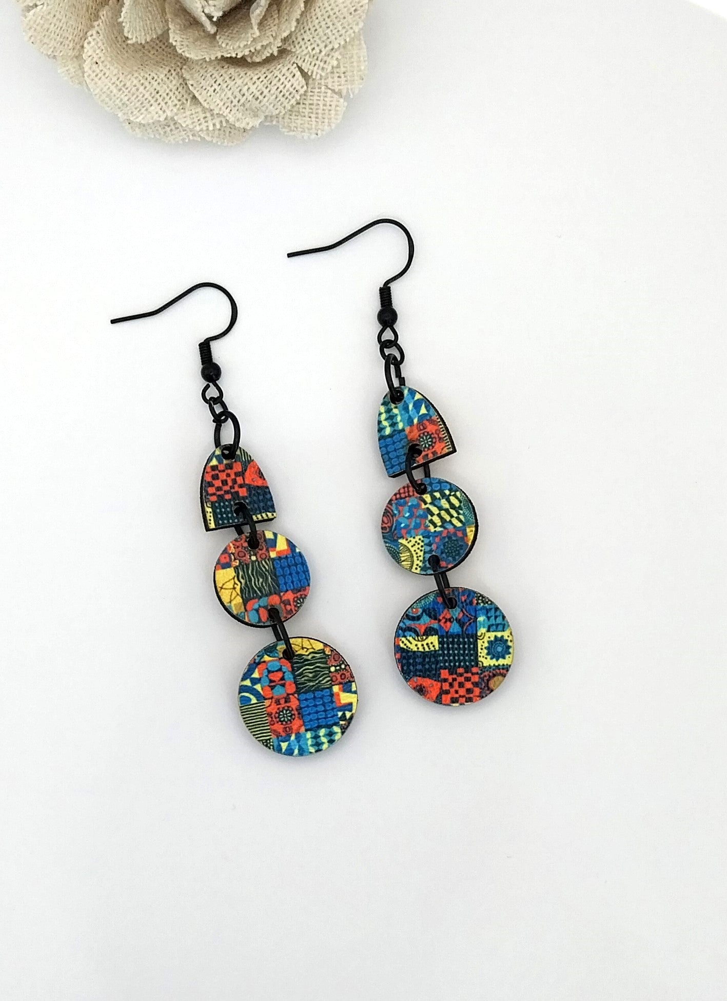 Boucles d'oreille pendantes ethniques et multicolores en bois imprimé.
