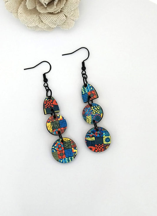Boucles d'oreille pendantes ethniques et multicolores en bois imprimé.