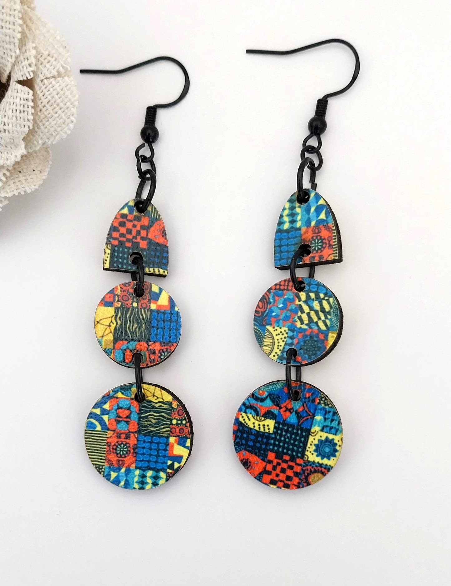 Boucles d'oreille pendantes ethniques et multicolores en bois imprimé.
