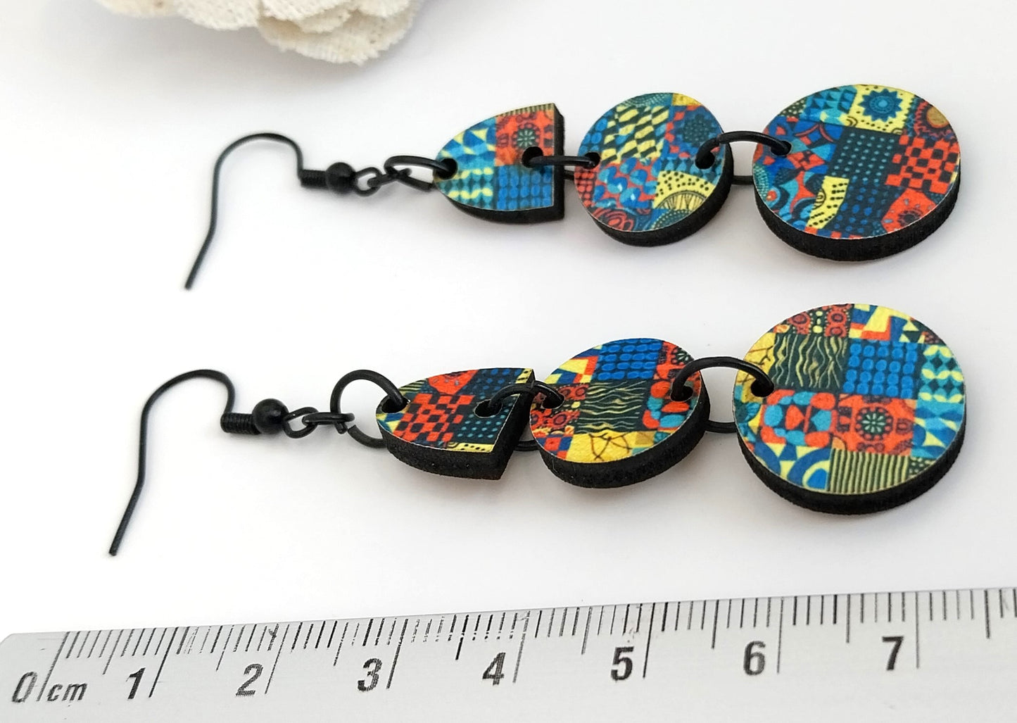 Boucles d'oreille pendantes ethniques et multicolores en bois imprimé.
