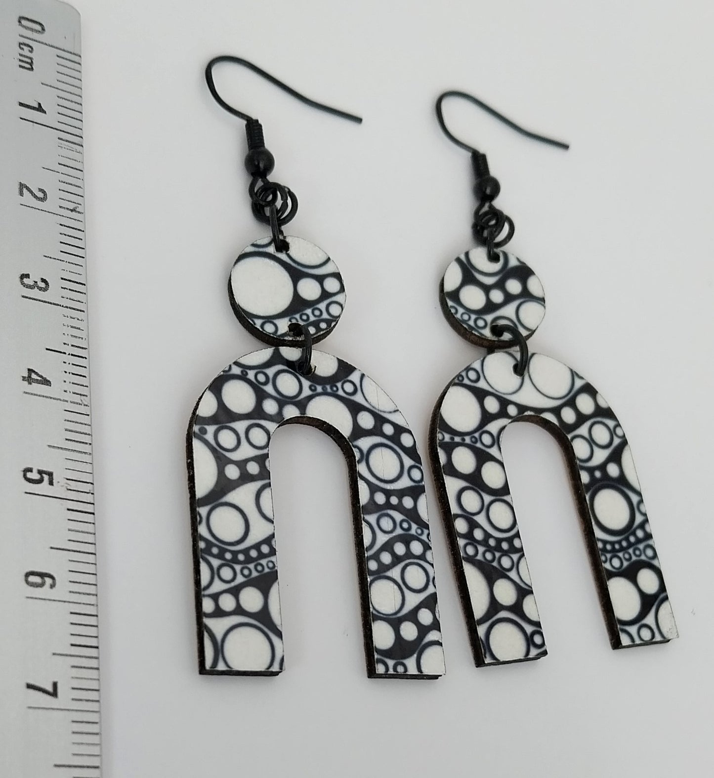 Boucles d'oreille noir et blanc graphique bois zentangle cercle