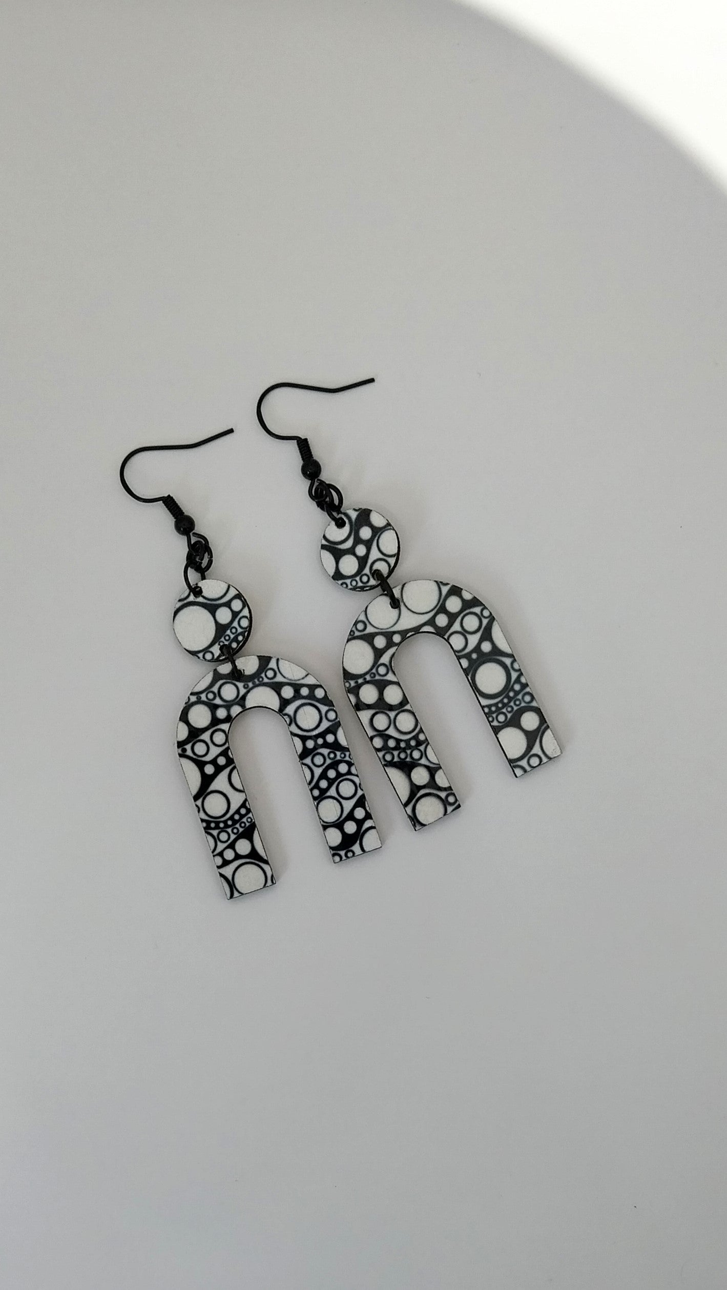 Boucles d'oreille noir et blanc graphique bois zentangle cercle