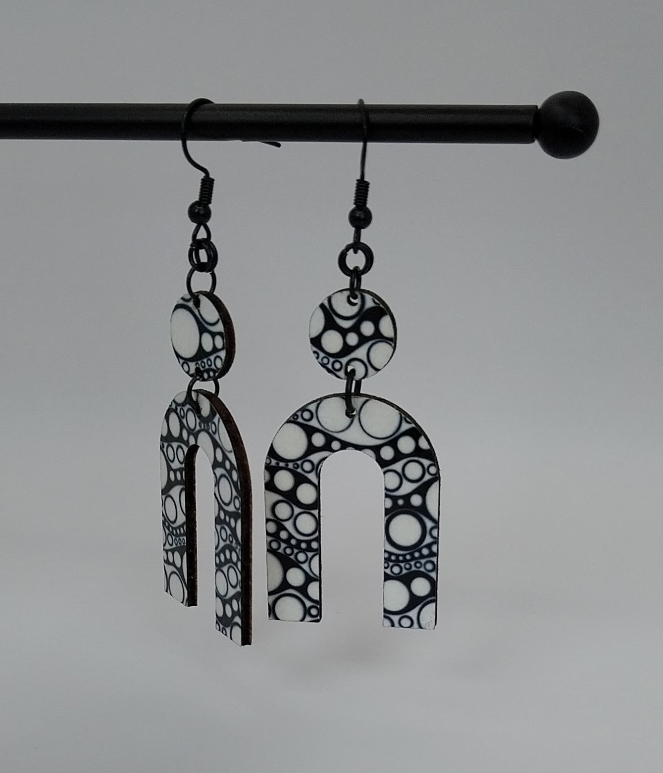 Boucles d'oreille noir et blanc graphique bois zentangle cercle