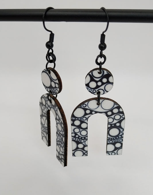 Boucles d'oreille noir et blanc graphique bois zentangle cercle