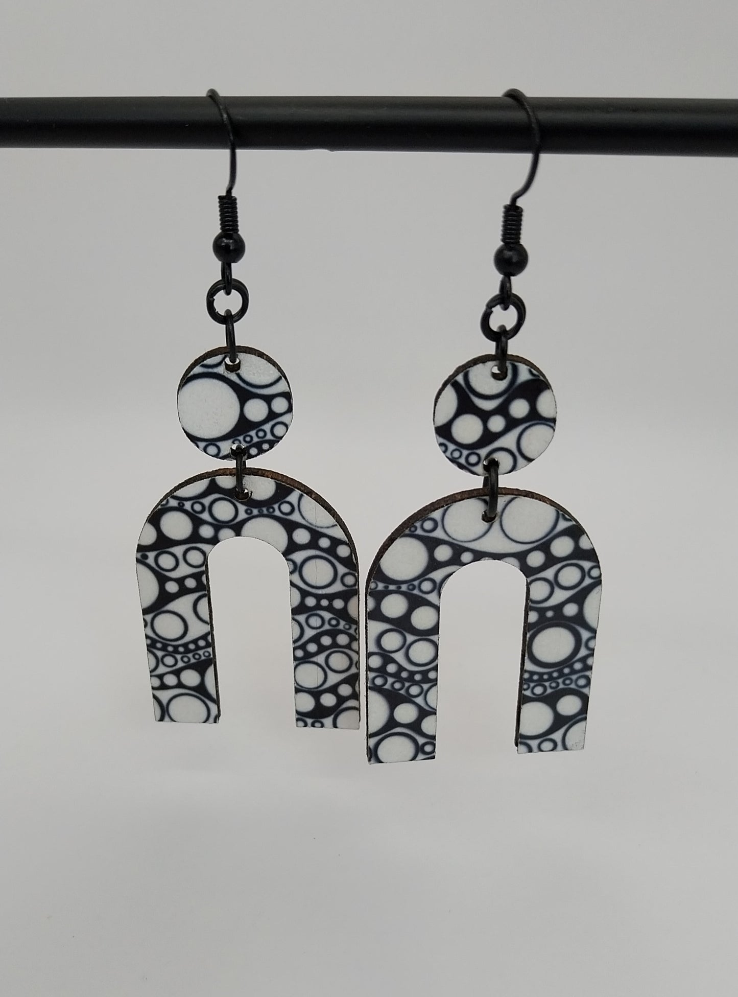 Boucles d'oreille noir et blanc graphique bois zentangle cercle