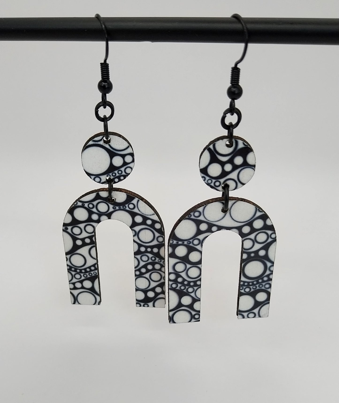 Boucles d'oreille noir et blanc graphique bois zentangle cercle