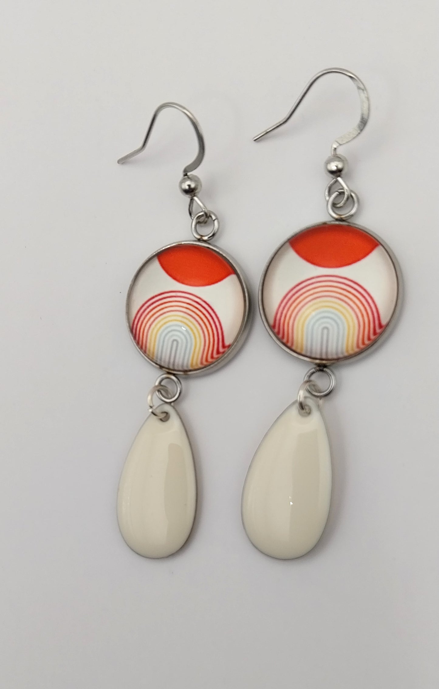 Boucles d'oreille cabochon graphique et breloque goutte émail