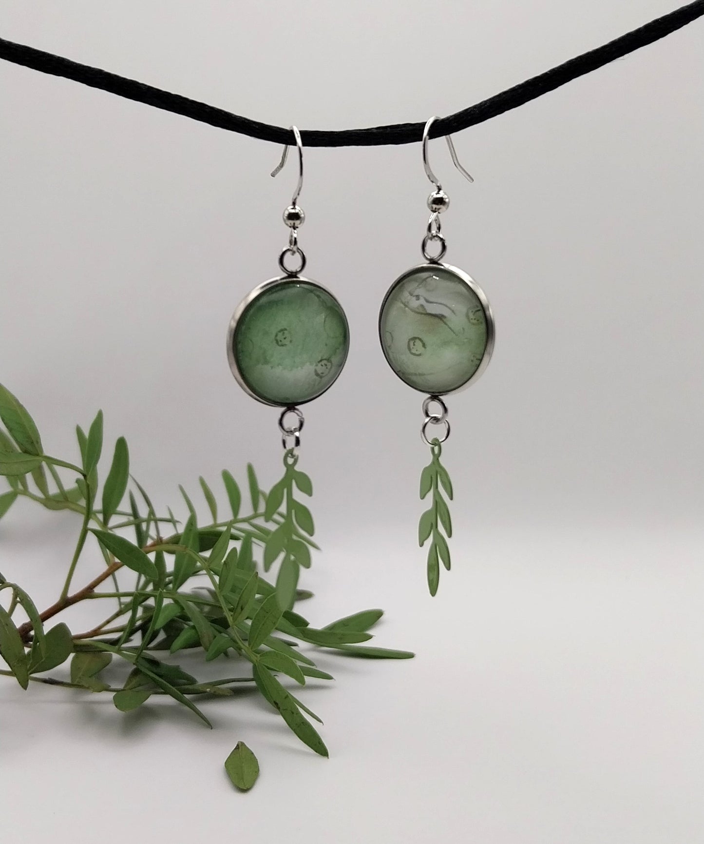 Boucles d'oreille cabochon vert tendre et feuilles