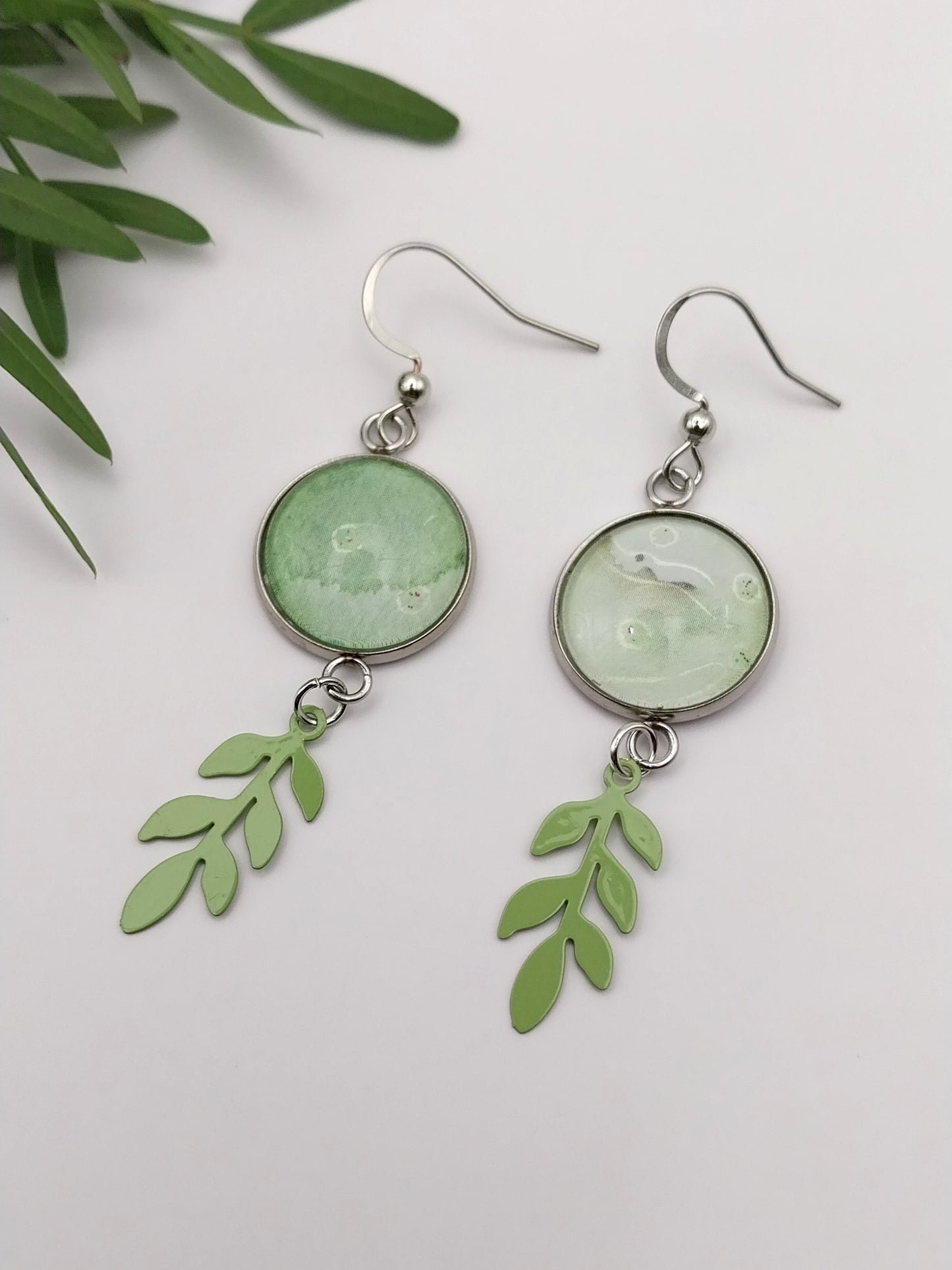 Boucles d'oreille cabochon vert tendre et feuilles