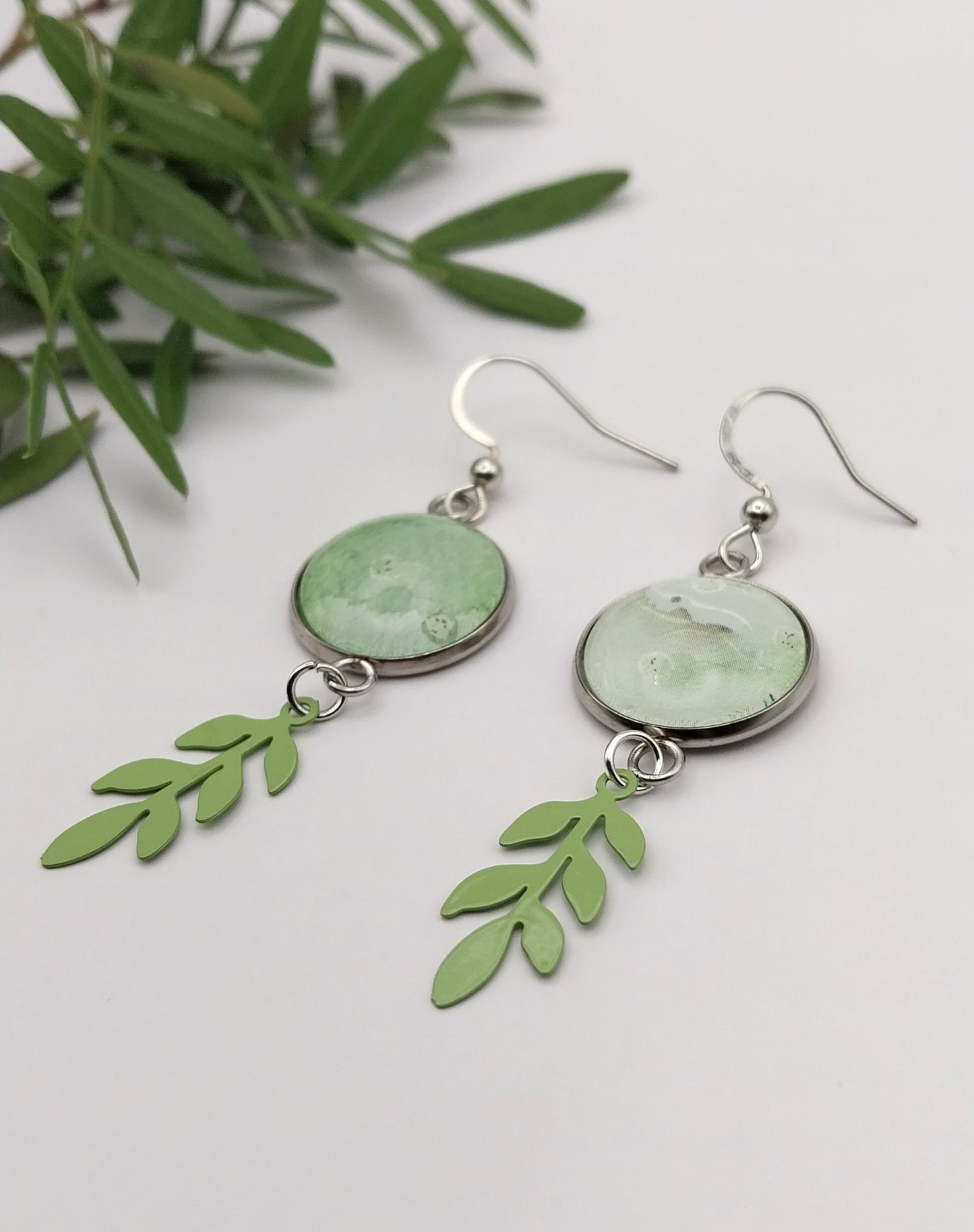Boucles d'oreille cabochon vert tendre et feuilles