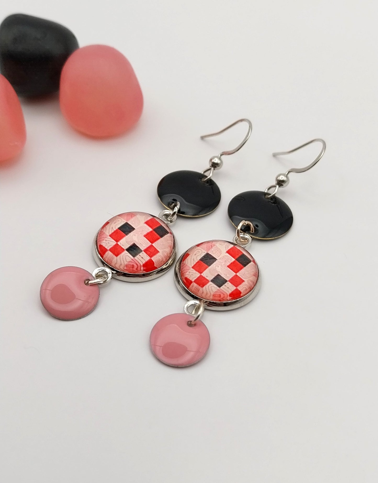 Boucles d'oreille cabochons graphiquse et breloques émaillées roses et noires