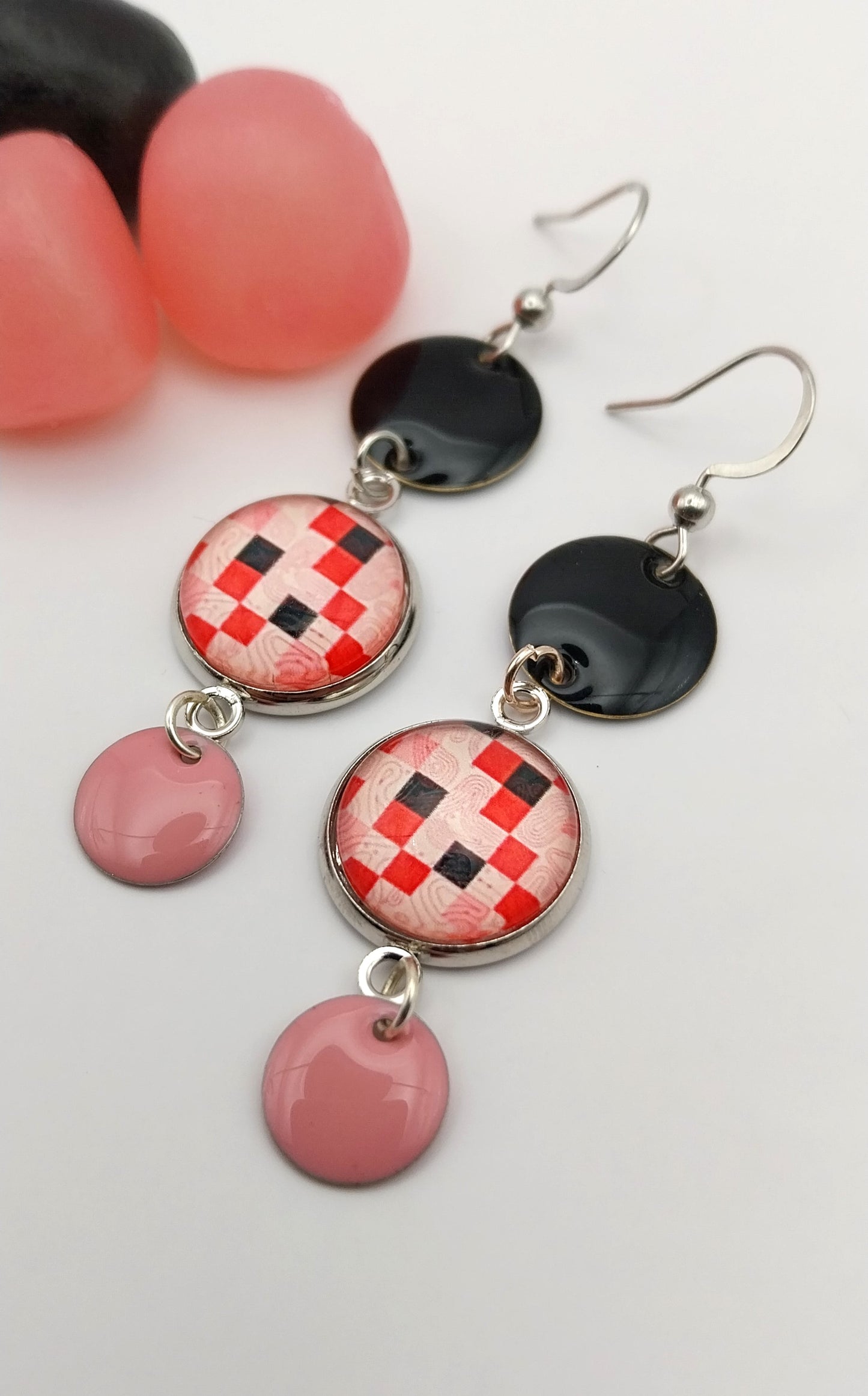 Boucles d'oreille cabochons graphiquse et breloques émaillées roses et noires