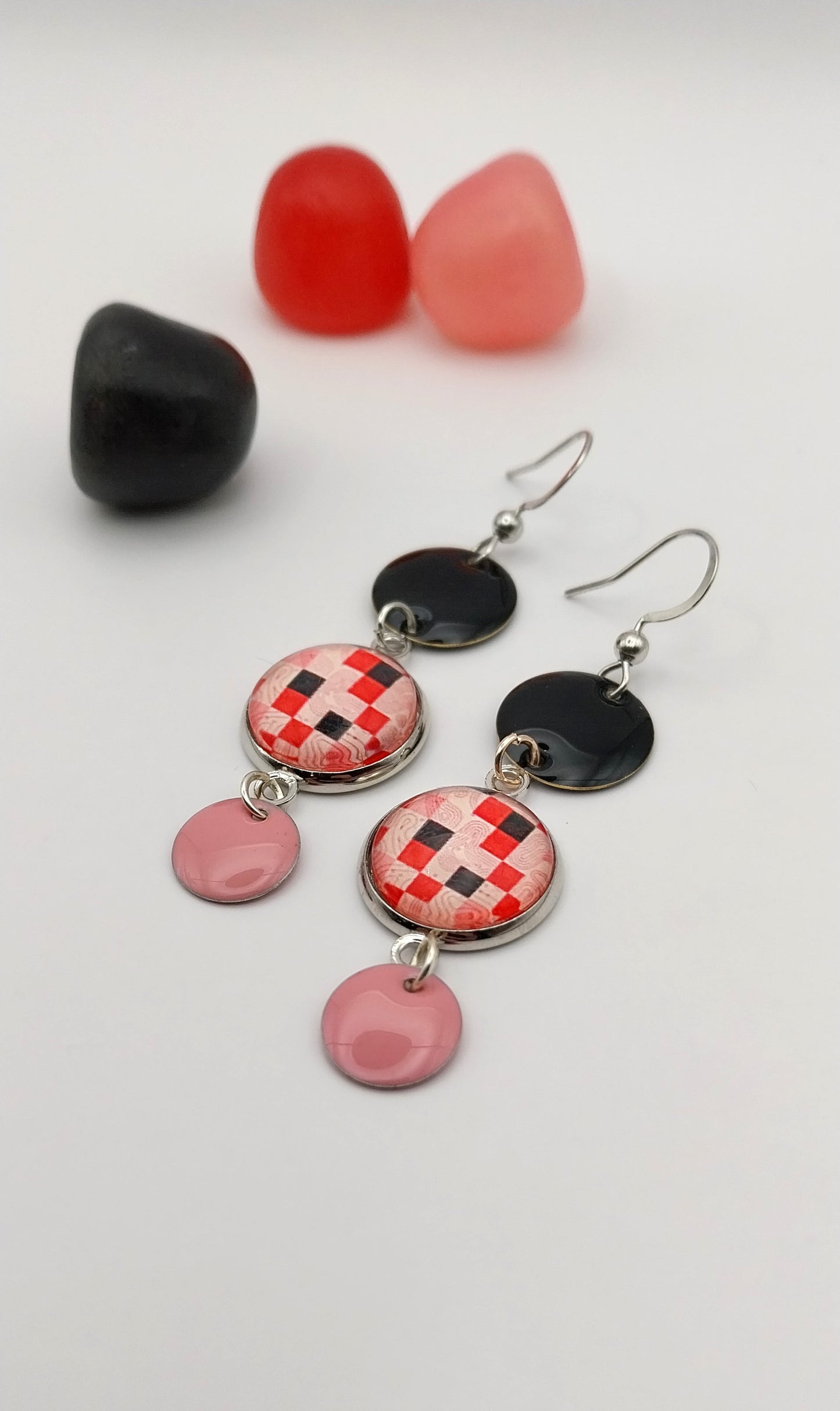 Boucles d'oreille cabochons graphiquse et breloques émaillées roses et noires