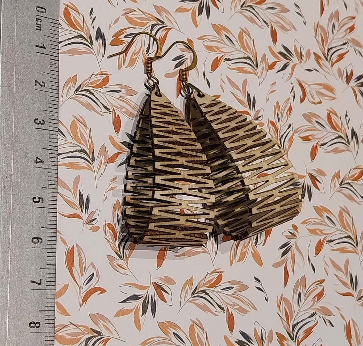 Boucles d'oreille dentelle de bois graphique