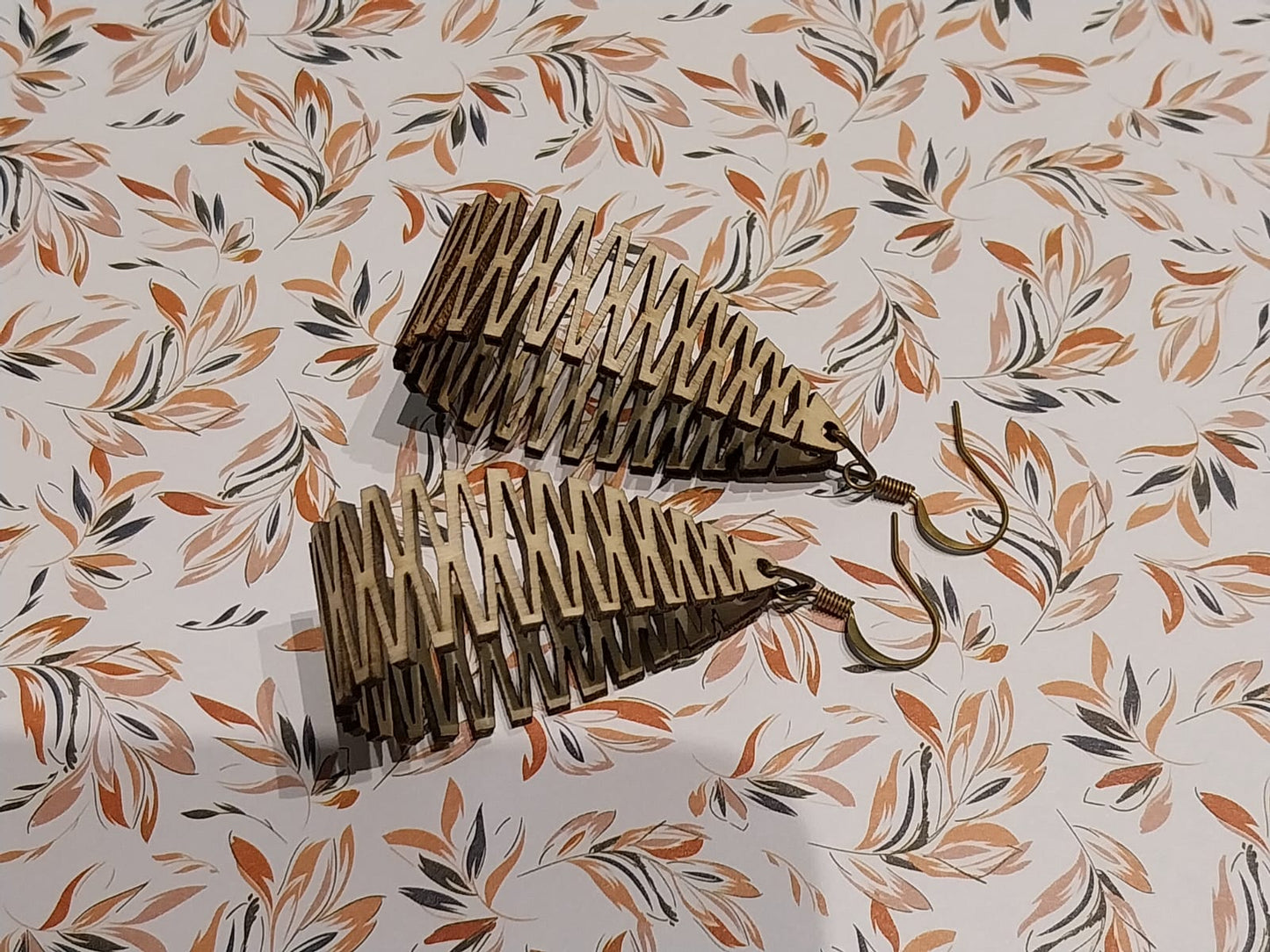 Boucles d'oreille dentelle de bois graphique