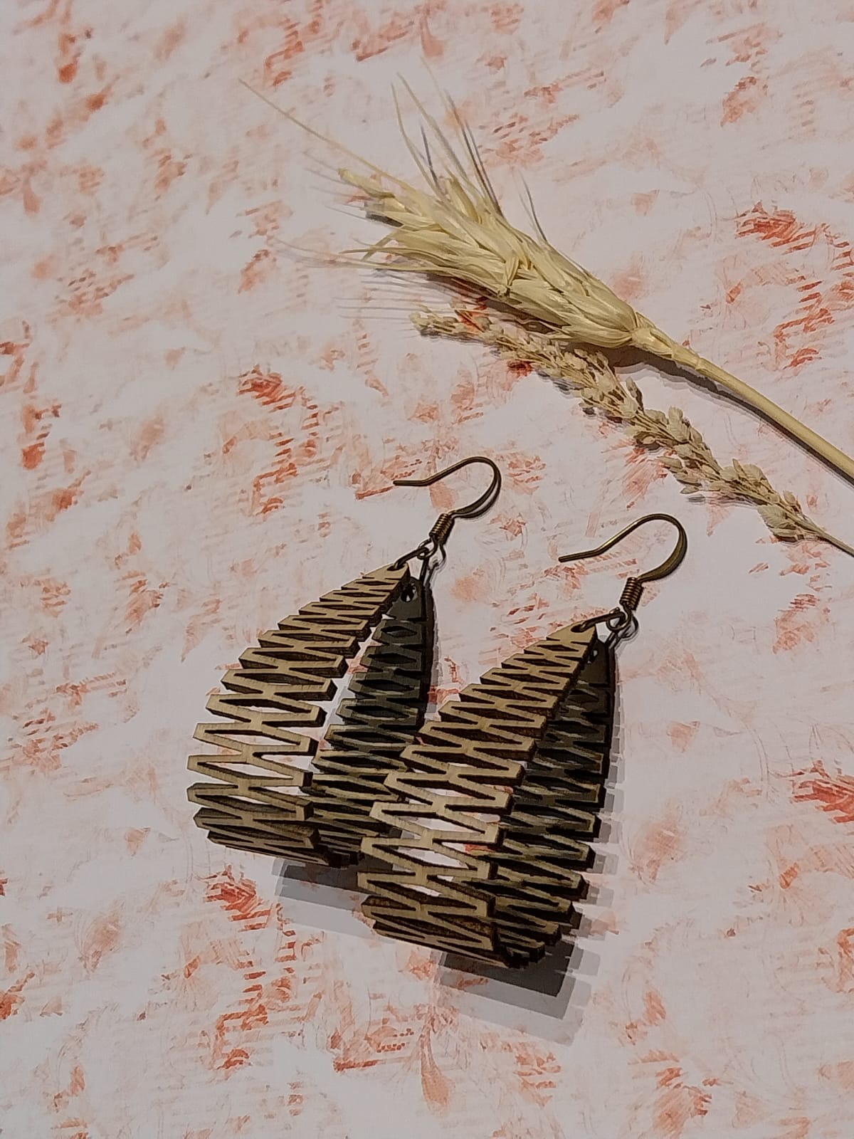 Boucles d'oreille dentelle de bois graphique