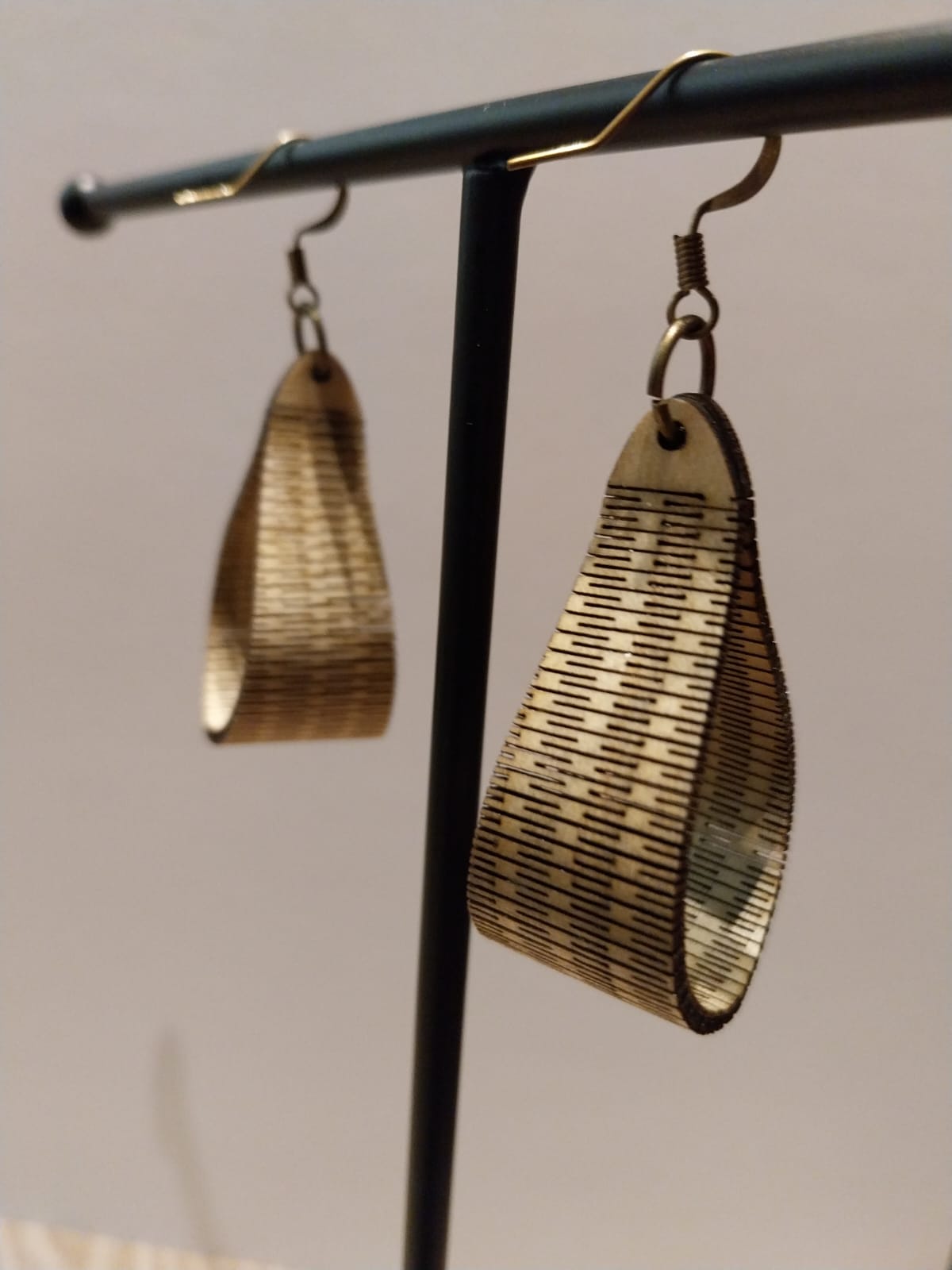 Boucles d'oreille dentelle de bois flexible et graphique