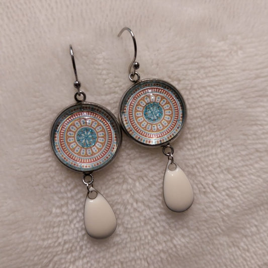 Boucles d'oreille cabochon multicolore & breloque en en émail.