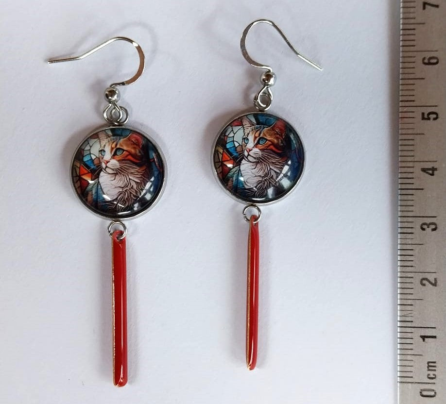 Boucles d'oreille chat pensif et breloque émail rouge