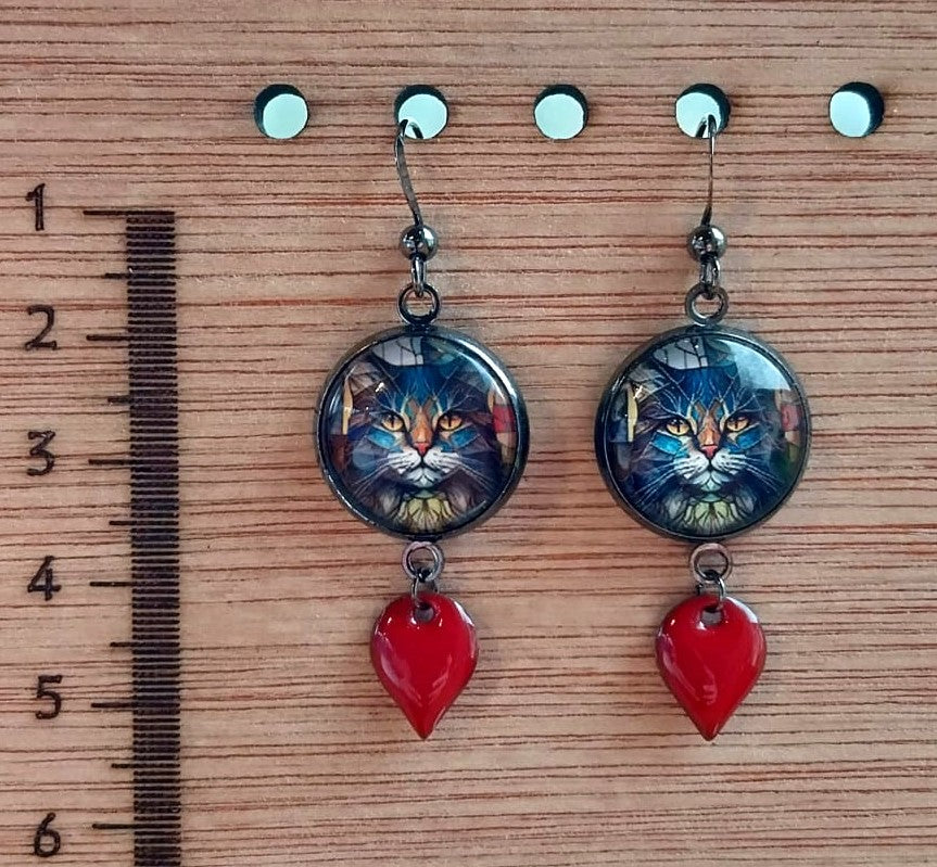 Boucles d'oreille chat mystérieux et breloque émail carmin