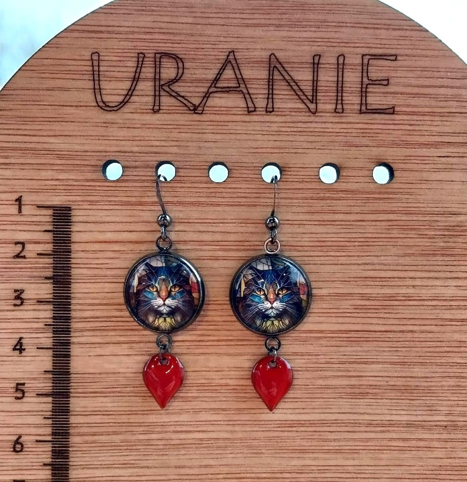 Boucles d'oreille chat mystérieux et breloque émail carmin