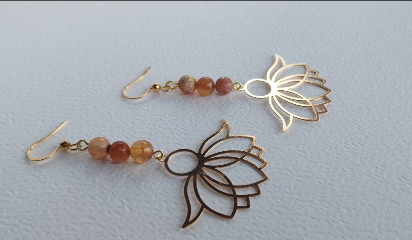 Grandes boucles d'oreilles fleur de lotus et perles veines du dragon rouge orangé.