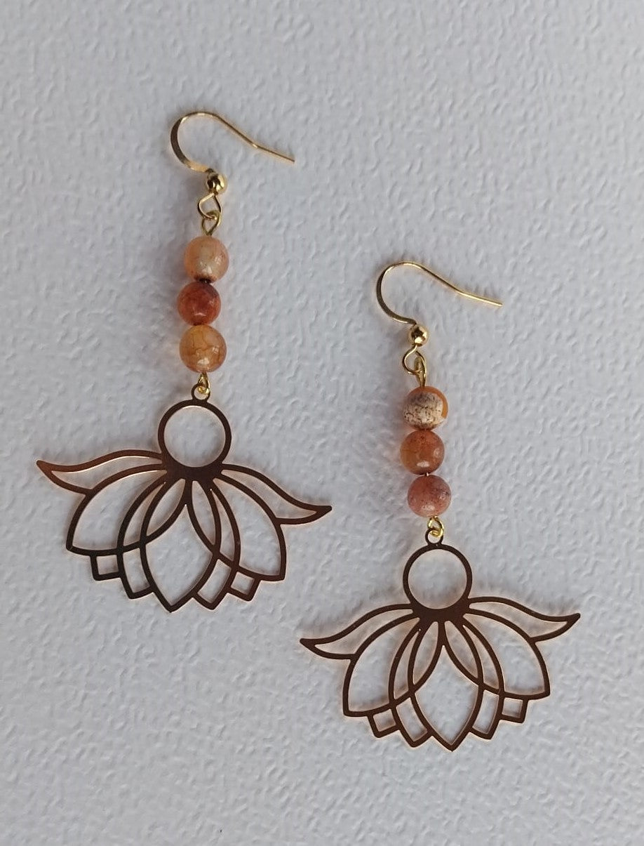 Grandes boucles d'oreilles fleur de lotus et perles veines du dragon rouge orangé.