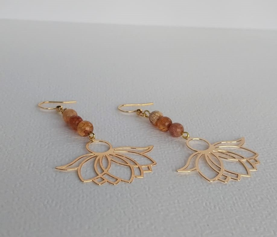 Grandes boucles d'oreilles fleur de lotus et perles veines du dragon rouge orangé.