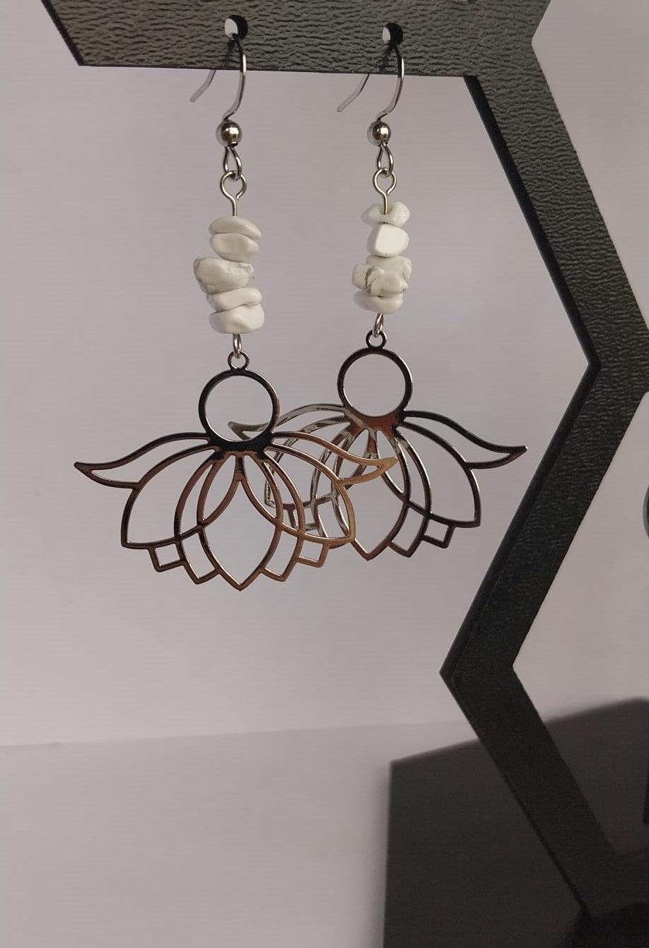 Boucles d'oreilles fleur de lotus et pierres de howlite