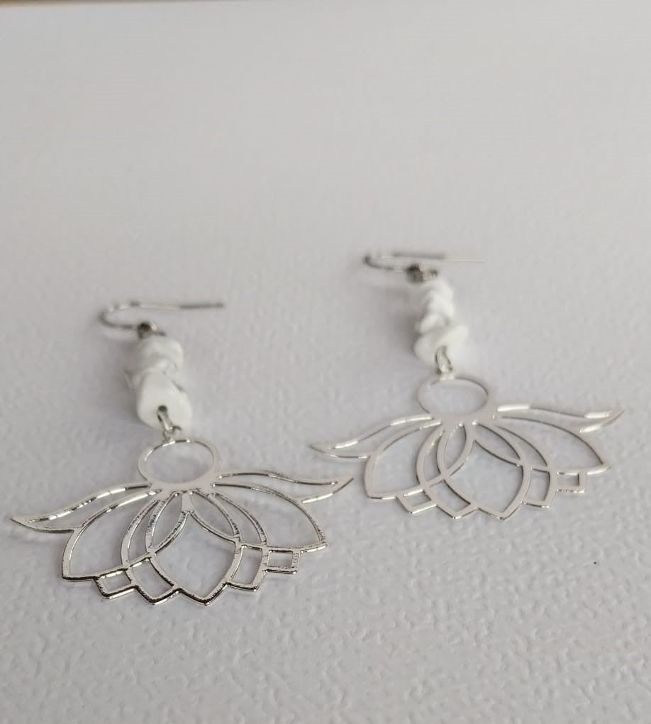 Boucles d'oreilles fleur de lotus et pierres de howlite