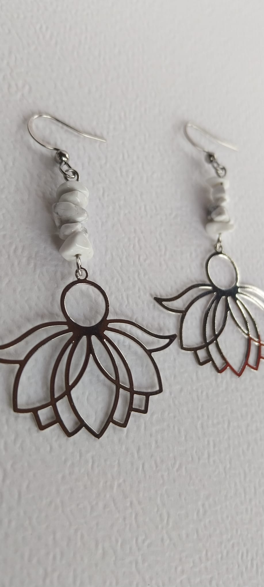 Boucles d'oreilles fleur de lotus et pierres de howlite