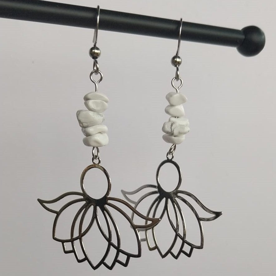 Boucles d'oreilles fleur de lotus et pierres de howlite